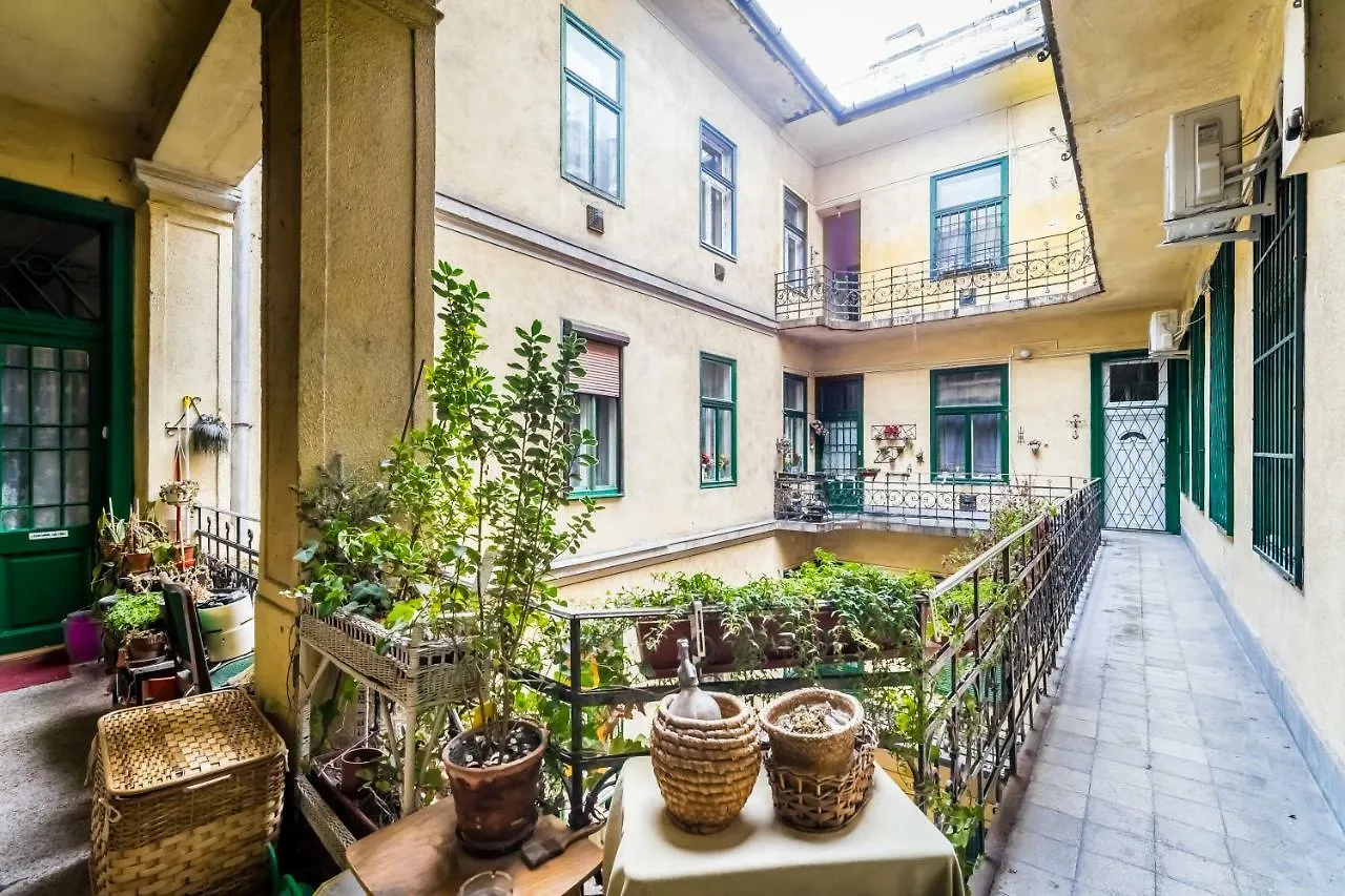 Bpr Colorlib Art Apartment Будапешт